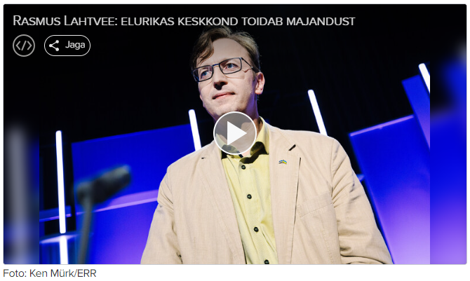 Rasmus Lahtvee heleda pintsaku ja rohelise triiksärgiga Valimisstuudios kaugusesse vaatamas.